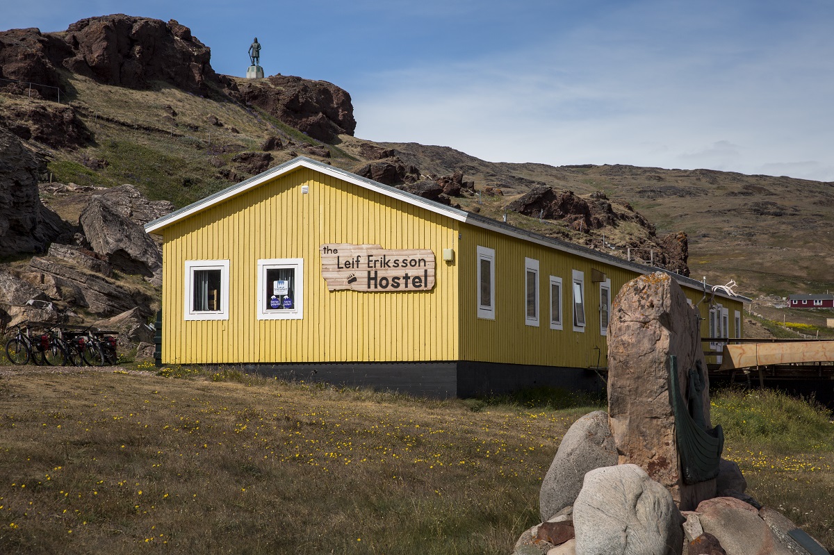 Geel houten hostel genaamd Leif Eriksson gelegen in Qassiarsuk in het zuiden van Groenland.