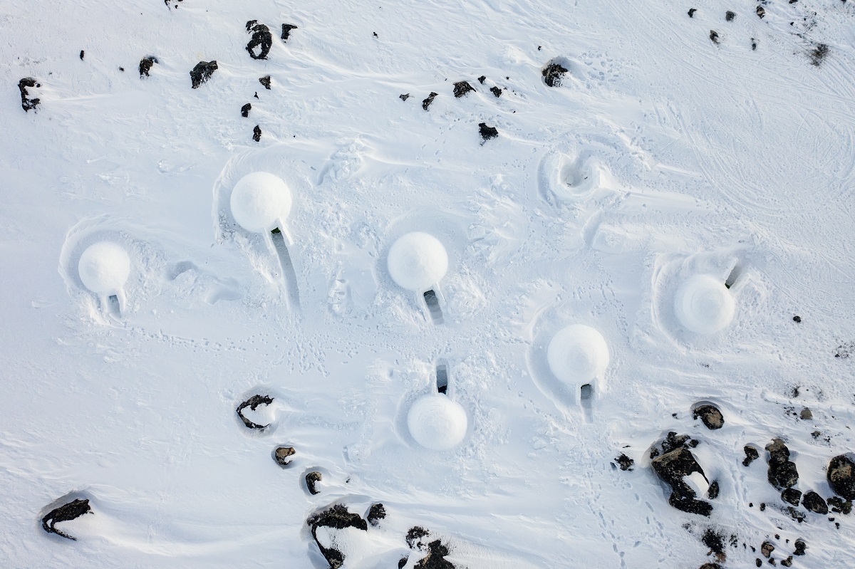 Drone beeld van de iglo's bij de Iglo Lodge van bovenaf in Groenland in de winter.