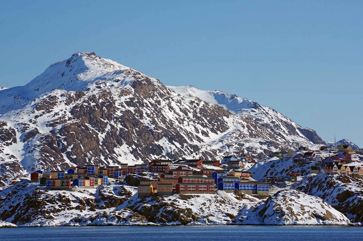 Uitzicht vanaf het water op winters Sisimiut, gelegen in het westen van Groenland.