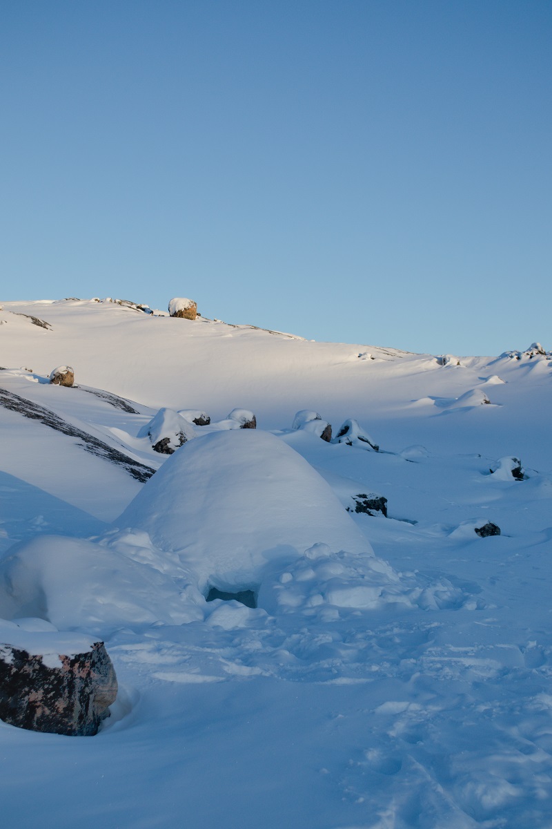 De ingang van een iglo in het winterse landschap bij de Igloo Lodge, gelegen in Ilulissat in West-Groenland.