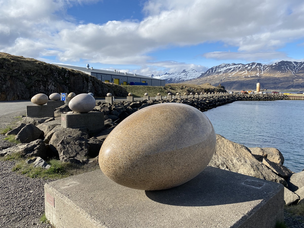 Eggin i Gledivik kunstobject van eieren in Djupivogur, gelegen in het oosten van IJsland.