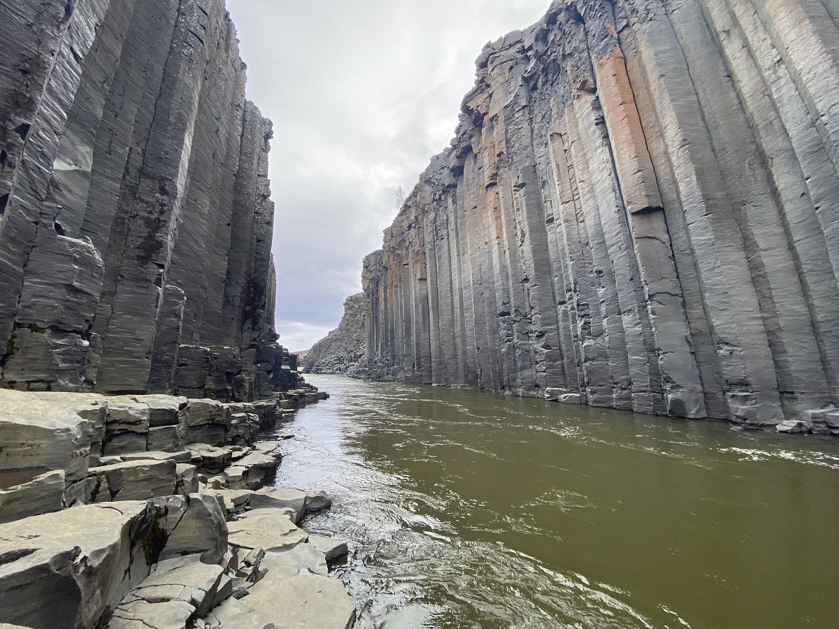 Studlagil basaltstenen kloof gelegen in het noorden van IJsland. Er stroomt een rivier doorheen.