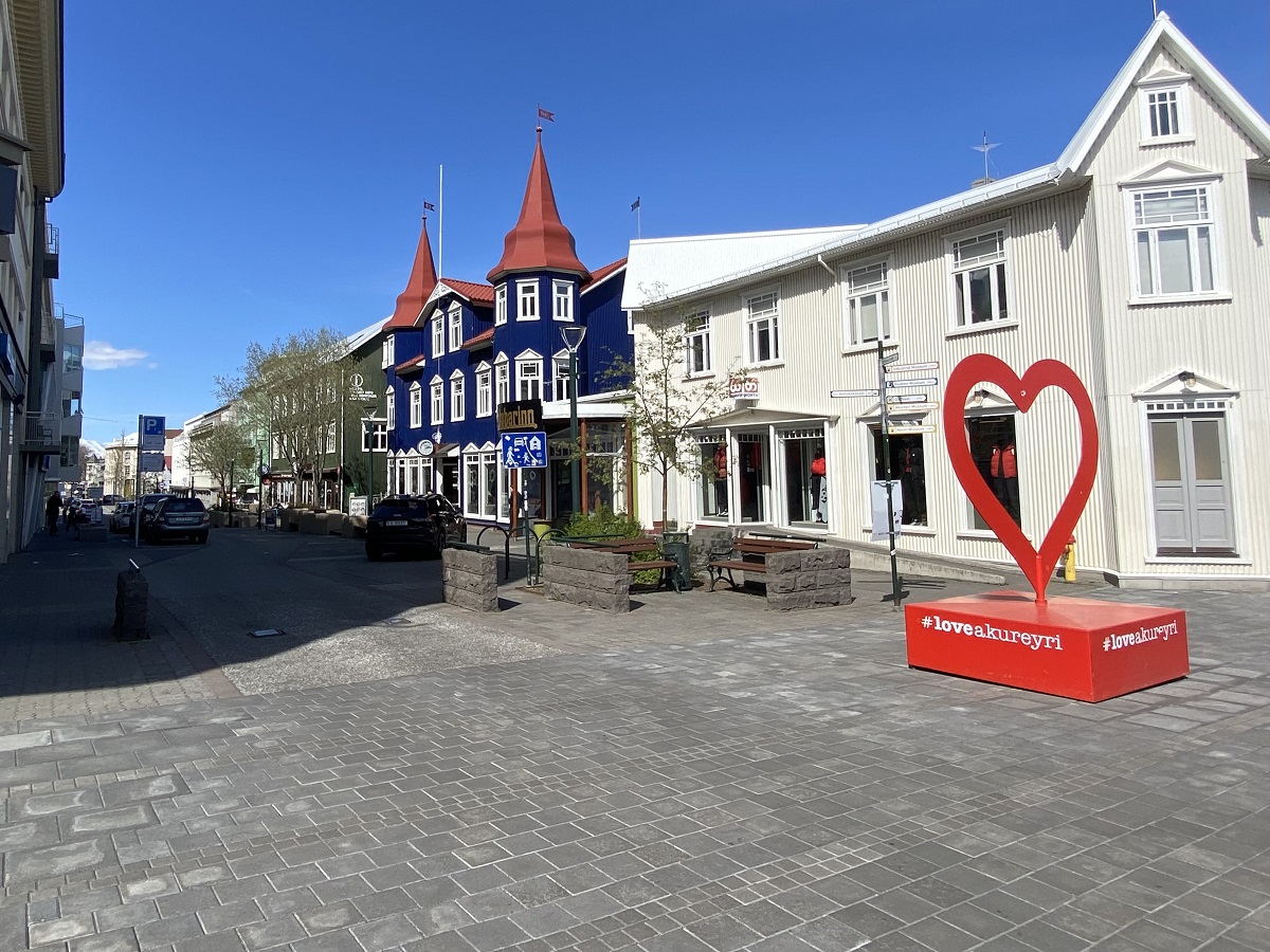 Een straat in de zomer in Akureyri met een hart en pittoreske huizen, in het noorden van IJsland.