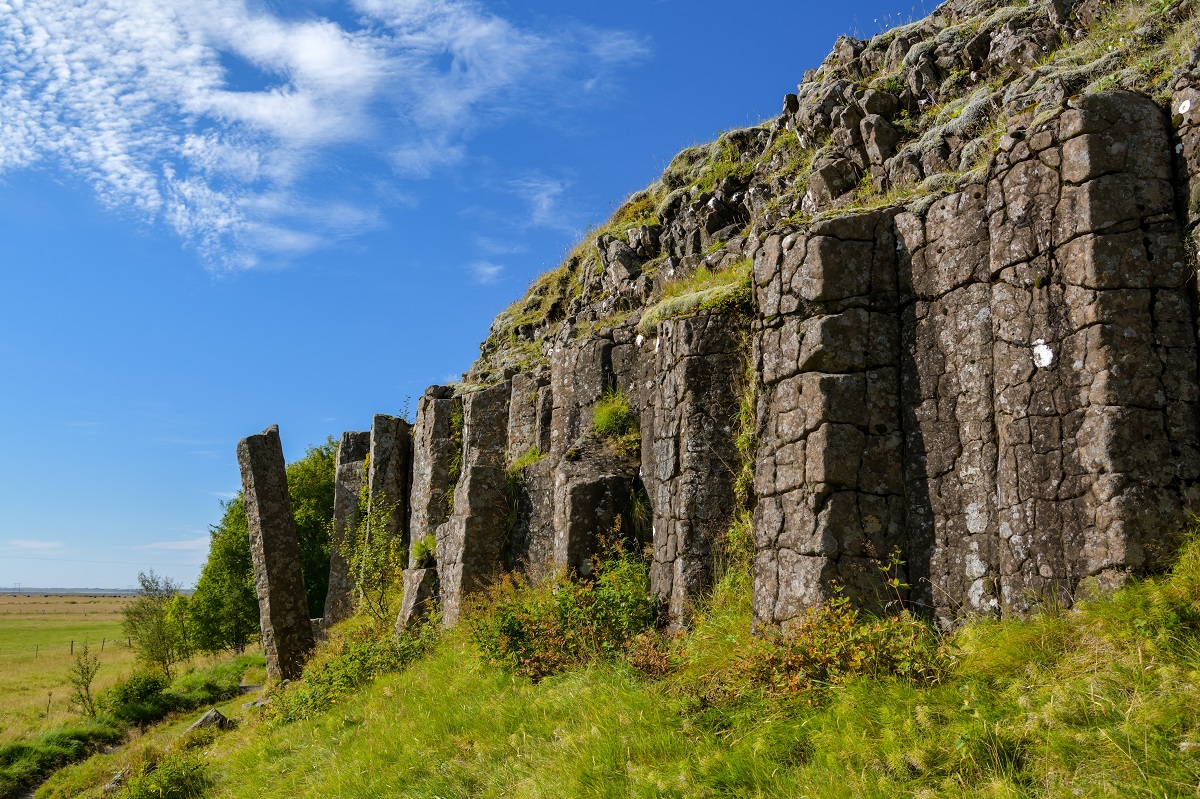 De basalt formaties van Dverghamrar gelegen in het zuidoosten van IJsland in de zomer.