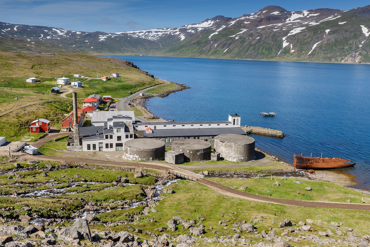 De oude haring fabriek in Djupavik met uitzicht op het fjord in de Westfjorden.