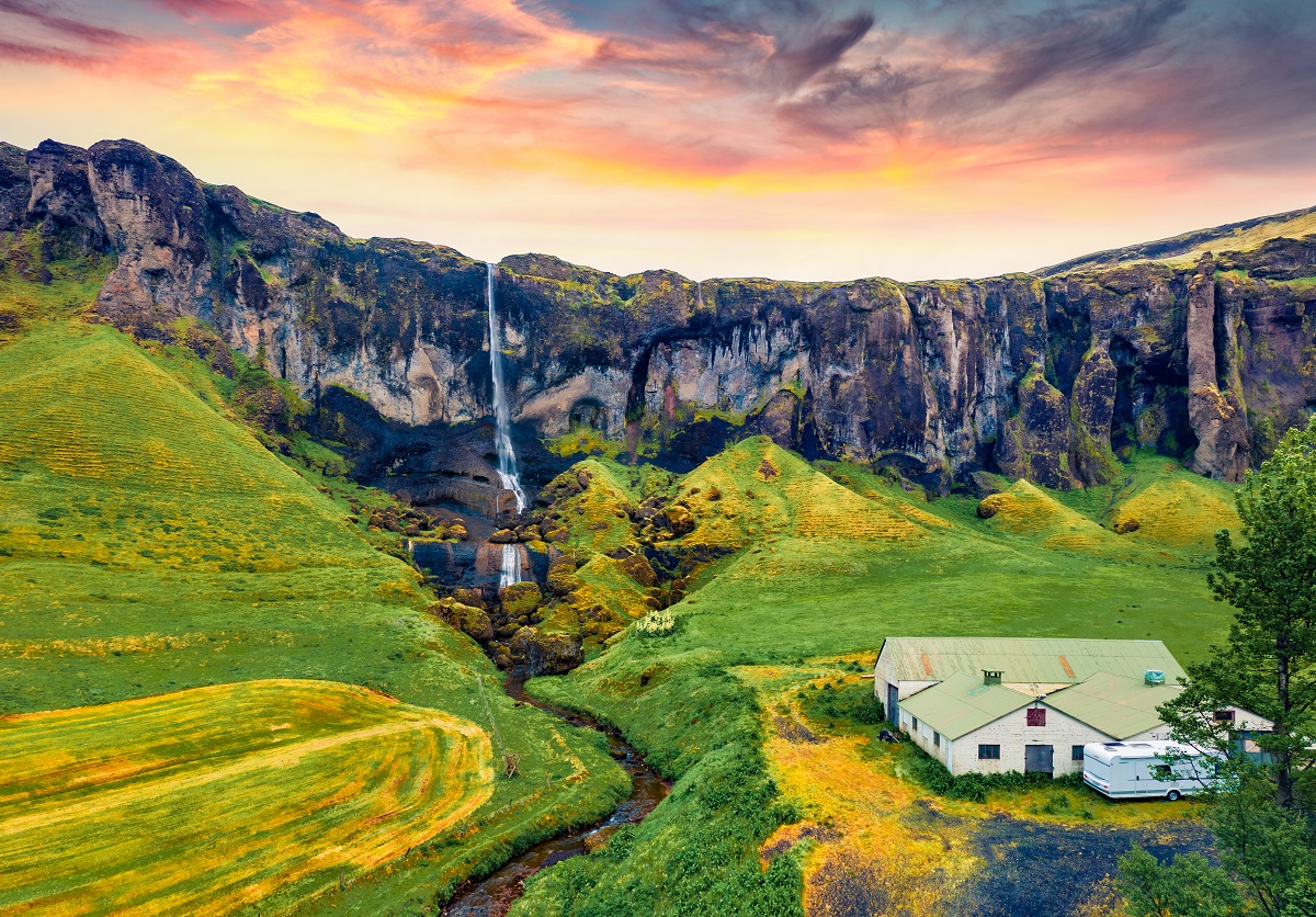 De Foss a Sidu waterval bij zonsopkomst, gelegen nabij Kirkjubaejarklaustur in Zuidoost-IJsland.