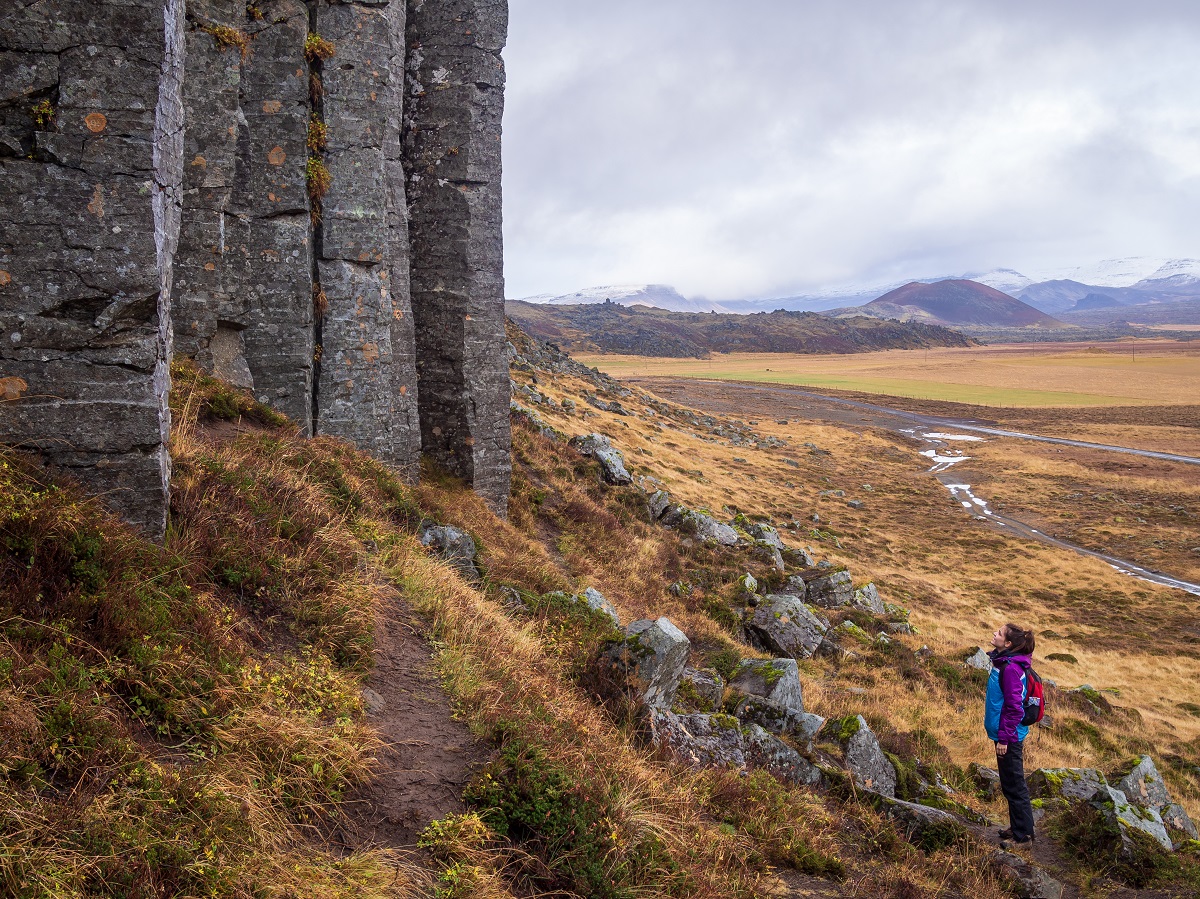 Een reiziger bij de Gerduberg basaltkliffen gelegen op het Snaefellnes schiereiland in West-IJsland.