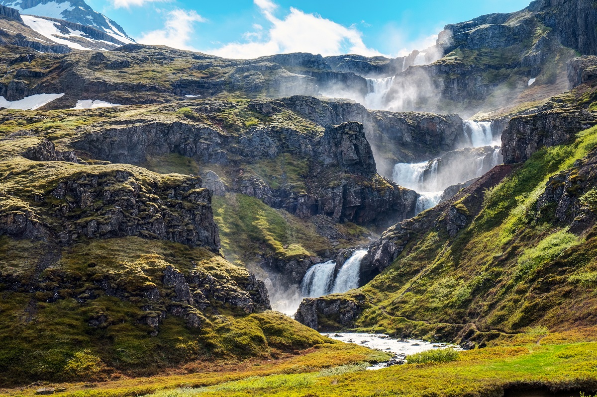 De Klifbrekkufossar waterval gelegen in het Mjoifjordur fjord in het oosten van IJsland.