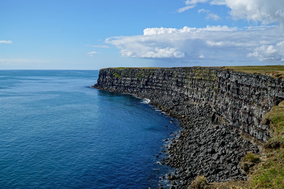 De Krysuvikurberg vogelkliffen gelegen op het Reykjanes schiereiland.