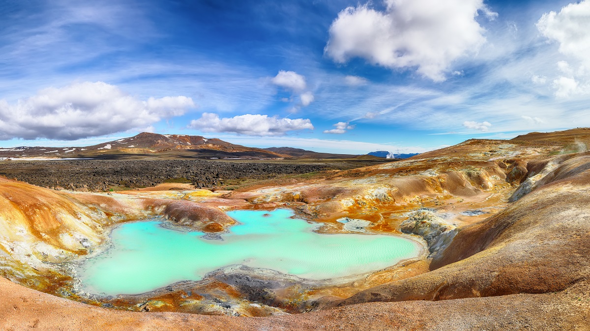 Azuurblauw water in het Leirhnjukur lavaveld gelegen bij Myvatn in het noorden van IJsland.