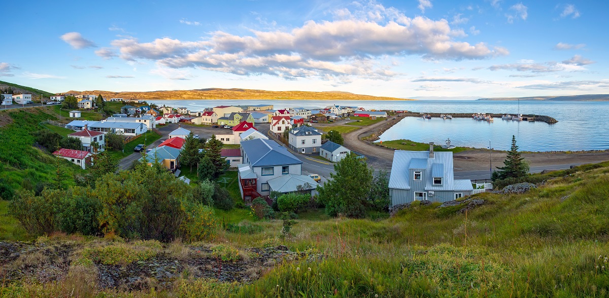 Panorama van het dorp Holmavik gelegen in de Westfjorden.