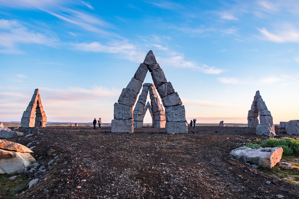 Reizigers bij de Arctic Henge stenenformatie gelegen in het noorden van IJsland.