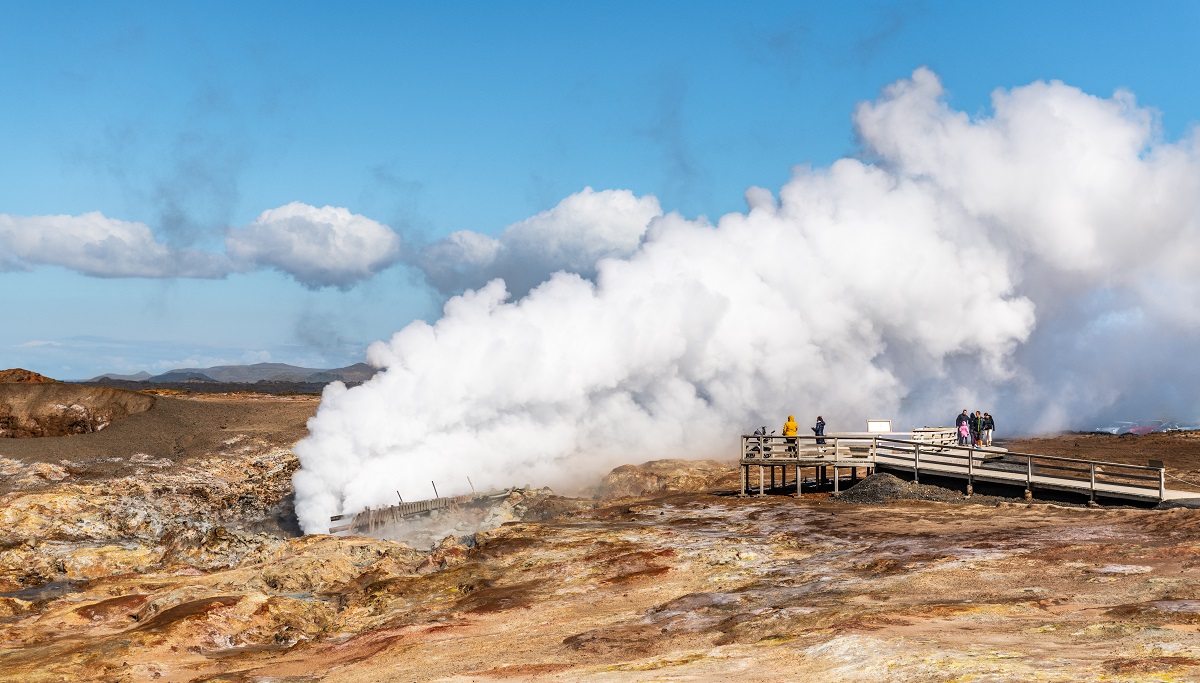 Stoomwolken komen omhoog vanuit het geothermische gebied Gunnuhver, gelegen op schiereiland Reykjanes.