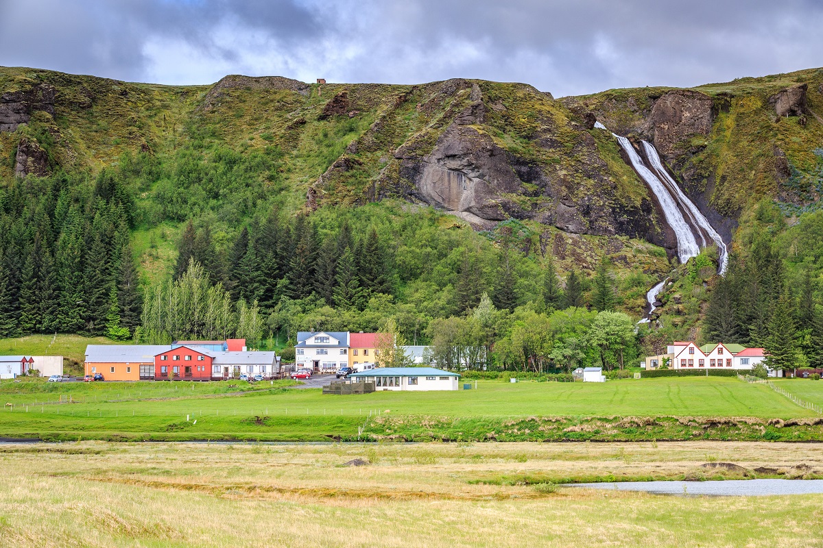 De Systrafoss waterval nabij Kirkjubaejarklaustur, in een groen zomerlandschap.