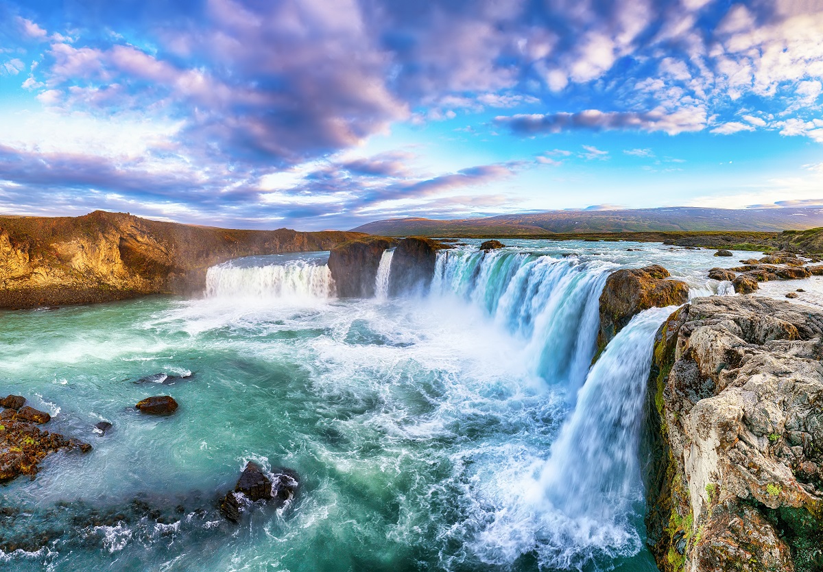 Uitzicht op de Godafoss waterval, gelegen in Noord-IJsland, bij mooi weer in de zomer.