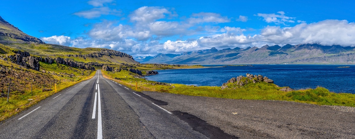 Weg langs het fjord bij Stodvarfjordur, gelegen in het oosten van IJsland.