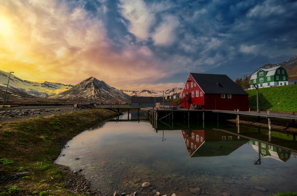 Het Herring Era museum langs de waterkant in Suglufjordur bij zonsondergang.