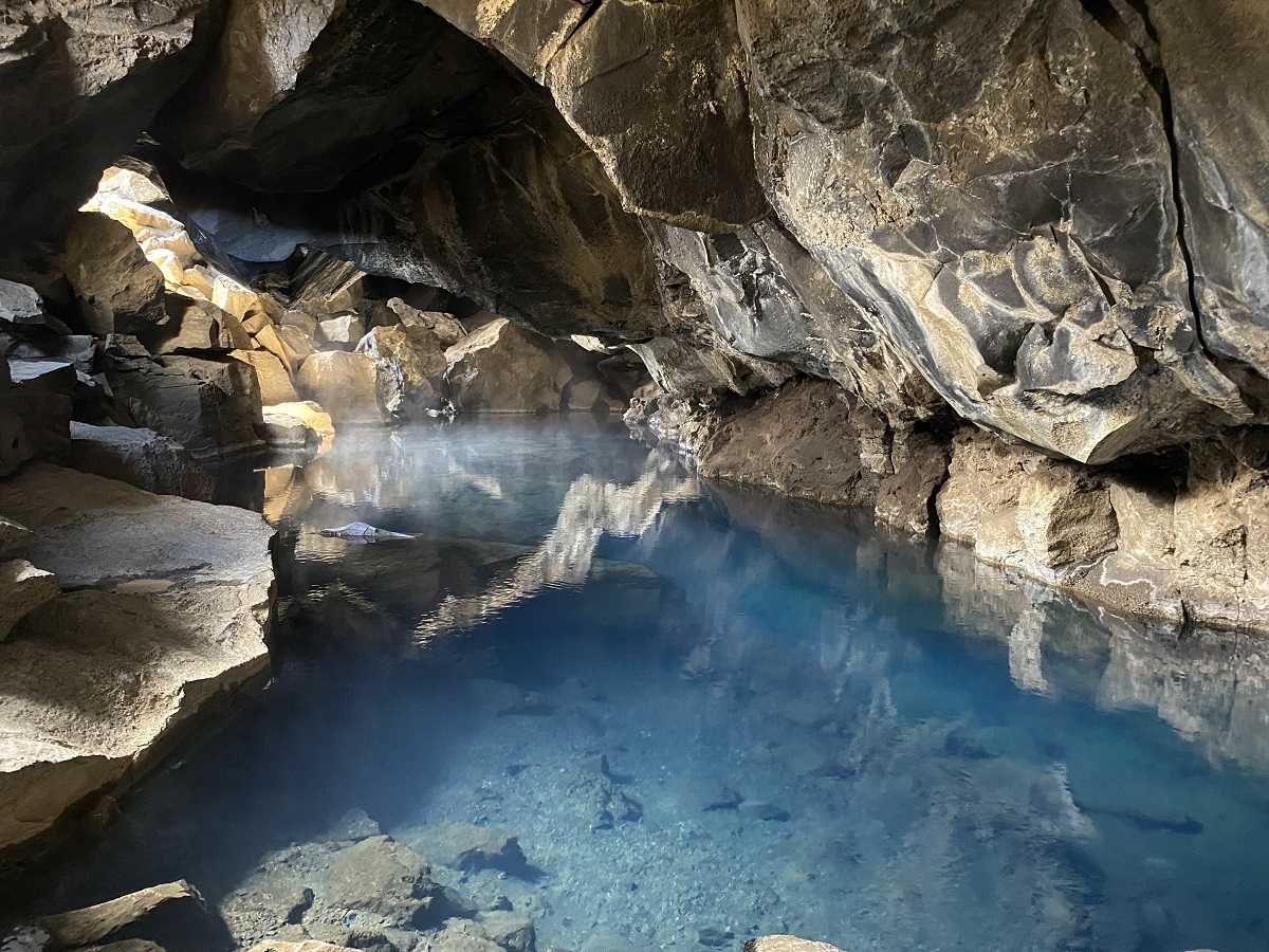 Blauw geothermisch water in de Grotagja grot in het noorden van IJsland.