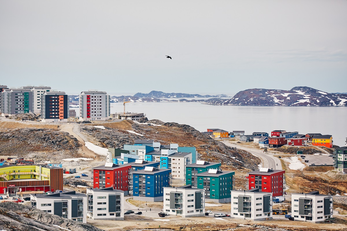 Kleurrijke appartementsgebouwen in Nuuk.