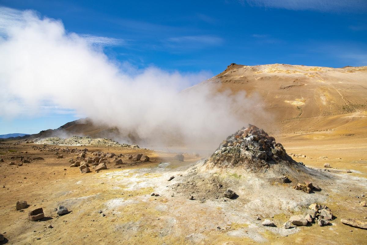 De gekke stoombronnen in het vulkanische gebied van Namaskard bij Myvatn.