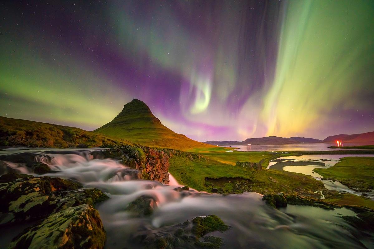 Magisch noorderlicht in de winter bij Kirkjufell Snaefellsnes.